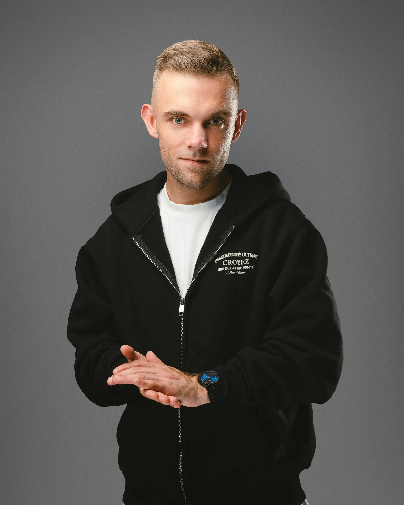 SDNX in zwarte hoodie, studioportret uit zijn perskit 2026